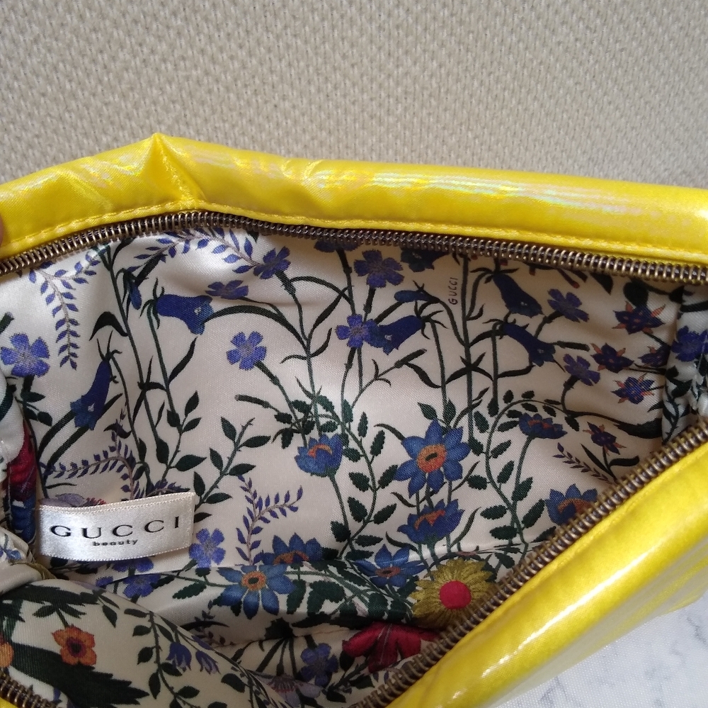 New Gucci Beauty Iridescent Yellow Pouch Clutch Bag - Picture 10 of 11